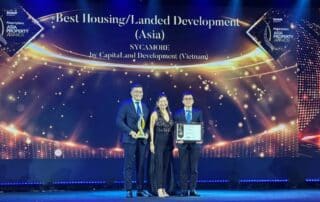Ngày 10/12 tại TP HCM, đại diện CapitaLand Development (CLD), nhánh phát triển bất động sản của Tập đoàn CapitaLand nhận giải thưởng "Dự án nhà ở xuất sắc" tại châu Á cho dự án Sycamore.
